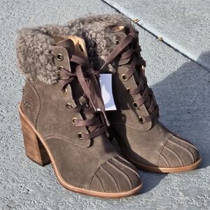 UGG JAXON sz 6 block heel Suede Taupe ankle boots lace up